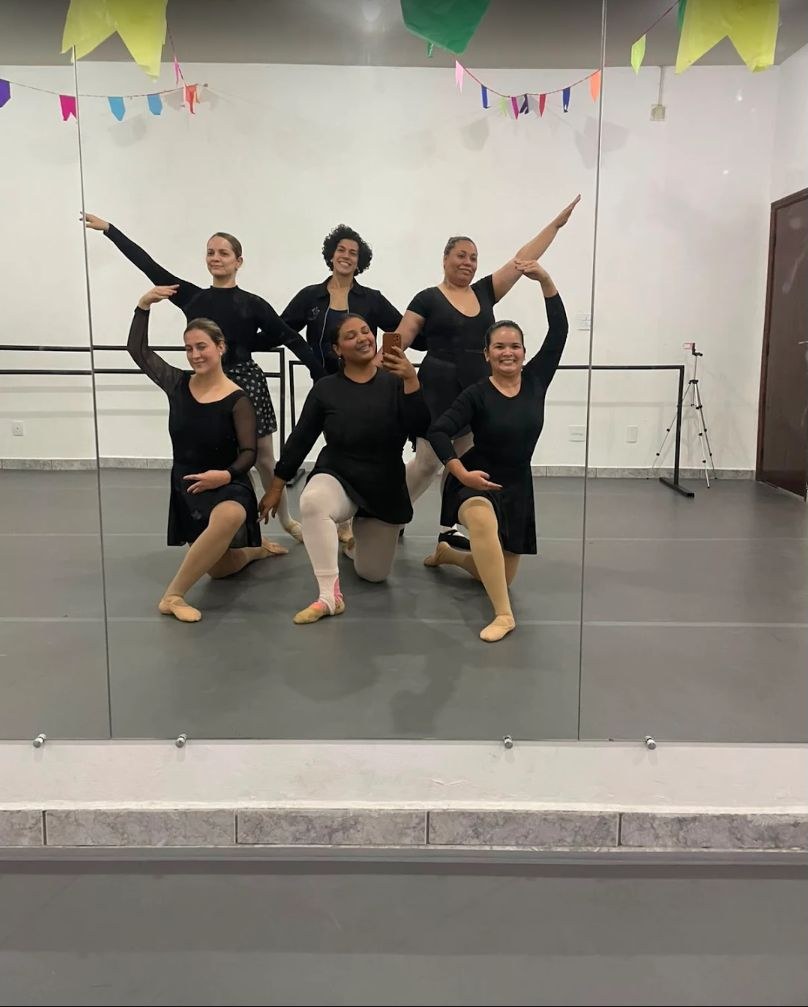 Turma adulta de ballet da KAEC em frente ao espelho